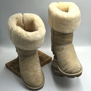 UGG Essential Tall - Size: 6